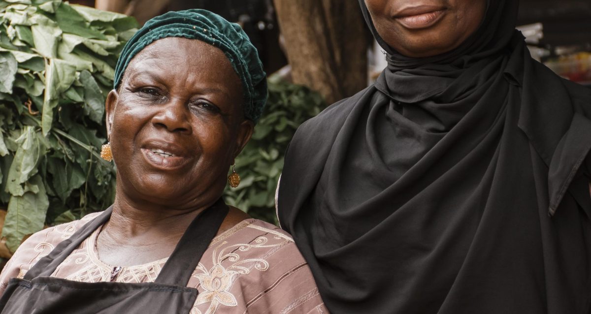 medium-shot-women-posing-market